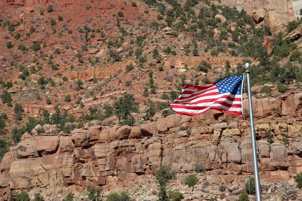 [jpeg] American flag waving in front of rocky cliffs Free stock photos 3.30MB