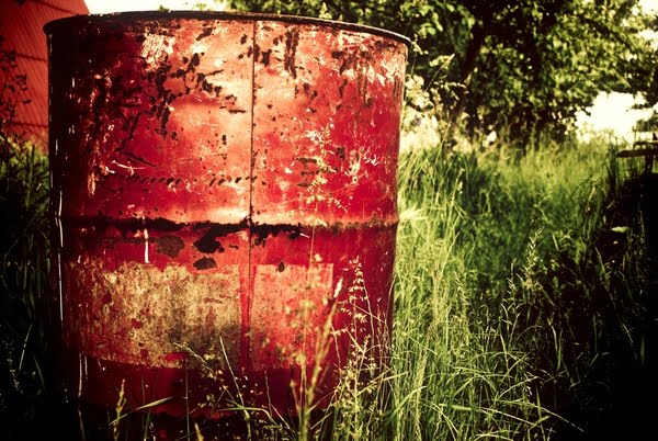 [jpeg] Container drum field grass oil rust tree Free stock photos 2.80MB